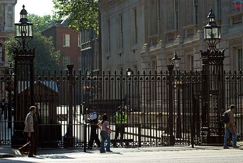 Londyn Westminister, brama wjazdowa do siedziby premiera przy Downing St.